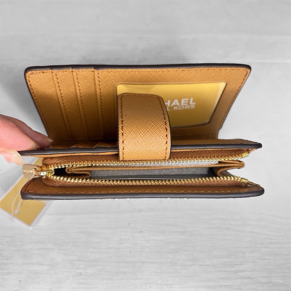 Michael Kors Jet Set Travel Billfold Zip Coin Wallet in Brown/Acorn NWT - Picture 9 of 13
